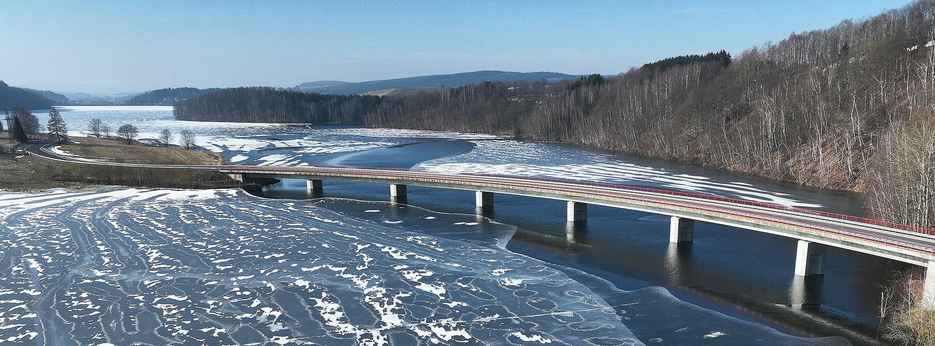 Winterliche Drohnenaufnahme der Talsperre Rauschenbach im Erzgebirge